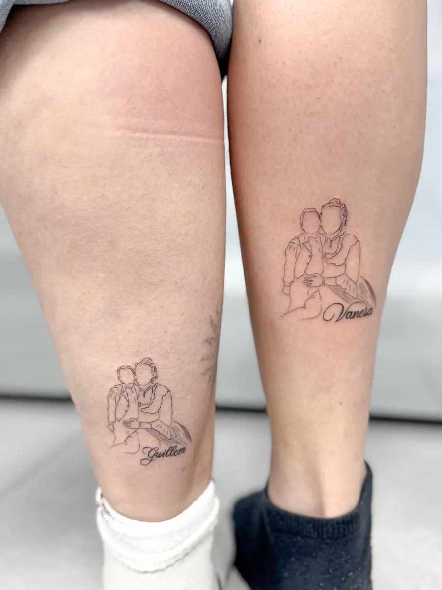 Dos tatuajes gemelos de línea fina en los gemelos: una pareja abrazada y los nombres Guillem y Vanessa