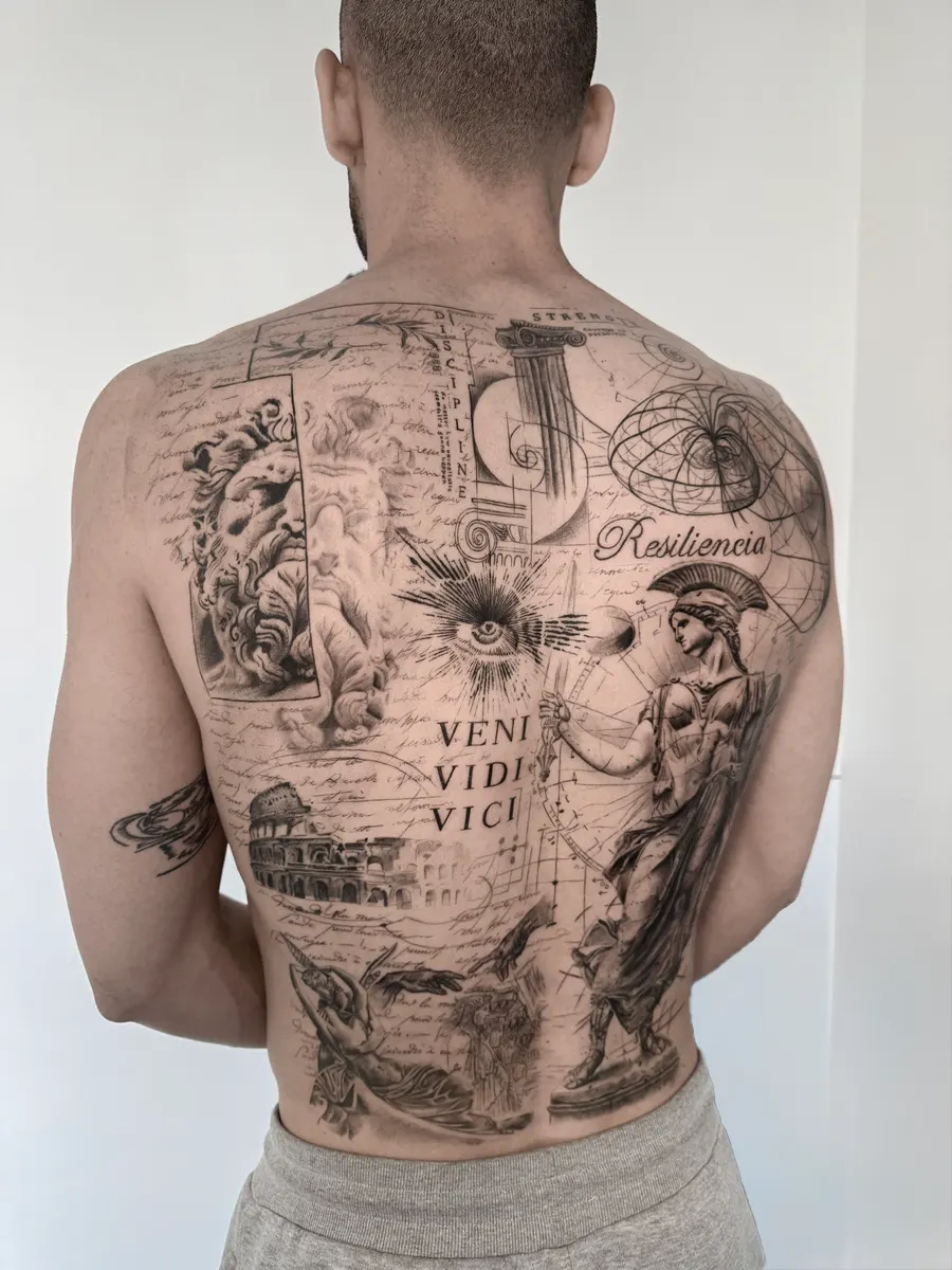 Espalda completa tatuada con un collage realista de Atenea, el Coliseo y lettering latino