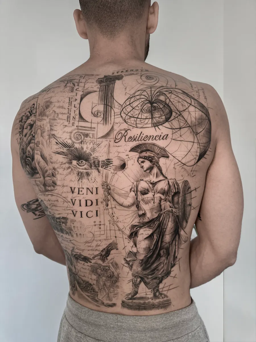Collage realista de escultura clásica, columna, ojo radiante y las palabras Veni Vidi Vici tatuado en la espalda completa