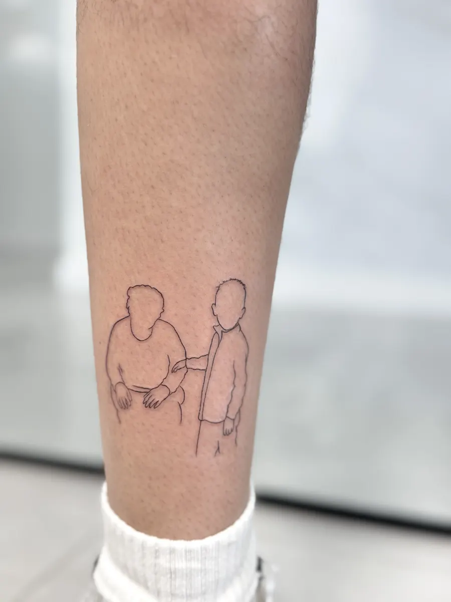 Dos figuras de contorno puro, una persona mayor con bastón acompañada del brazo, tatuadas en línea fina en el gemelo