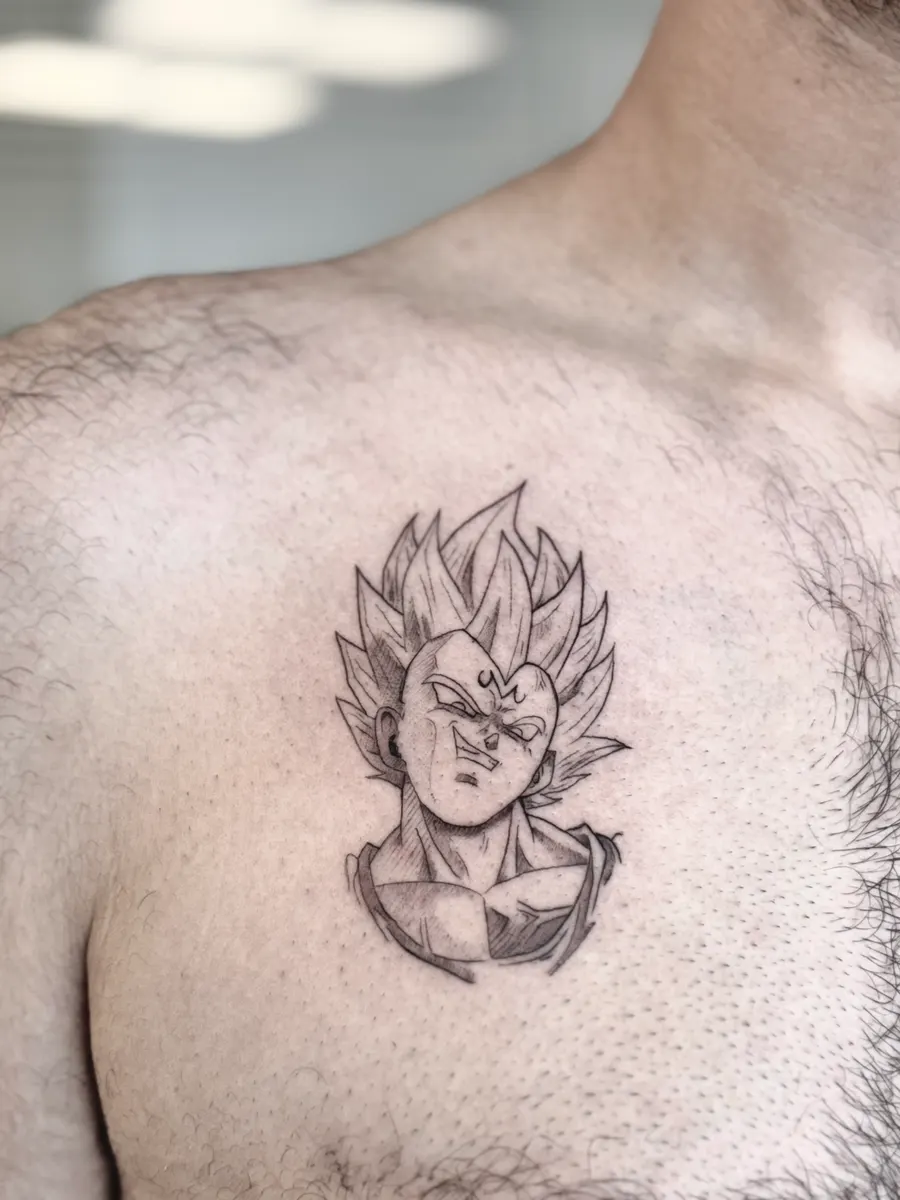 Busto de personaje de anime tatuado en línea fina con sombreado suave en el pectoral